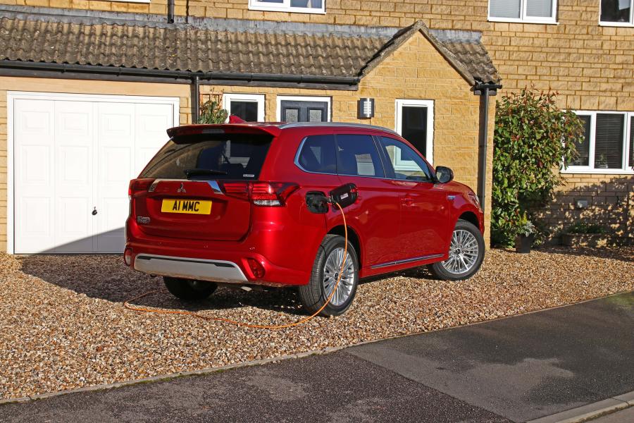  Mitsubishi Outlander PHEV 2018 года  (UK) (фото 19 из 25)
